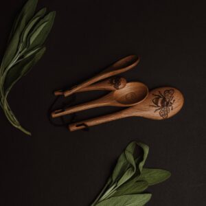 Ginger & Ivory Co. - Bumblebee Measuring Spoons - Set of 4