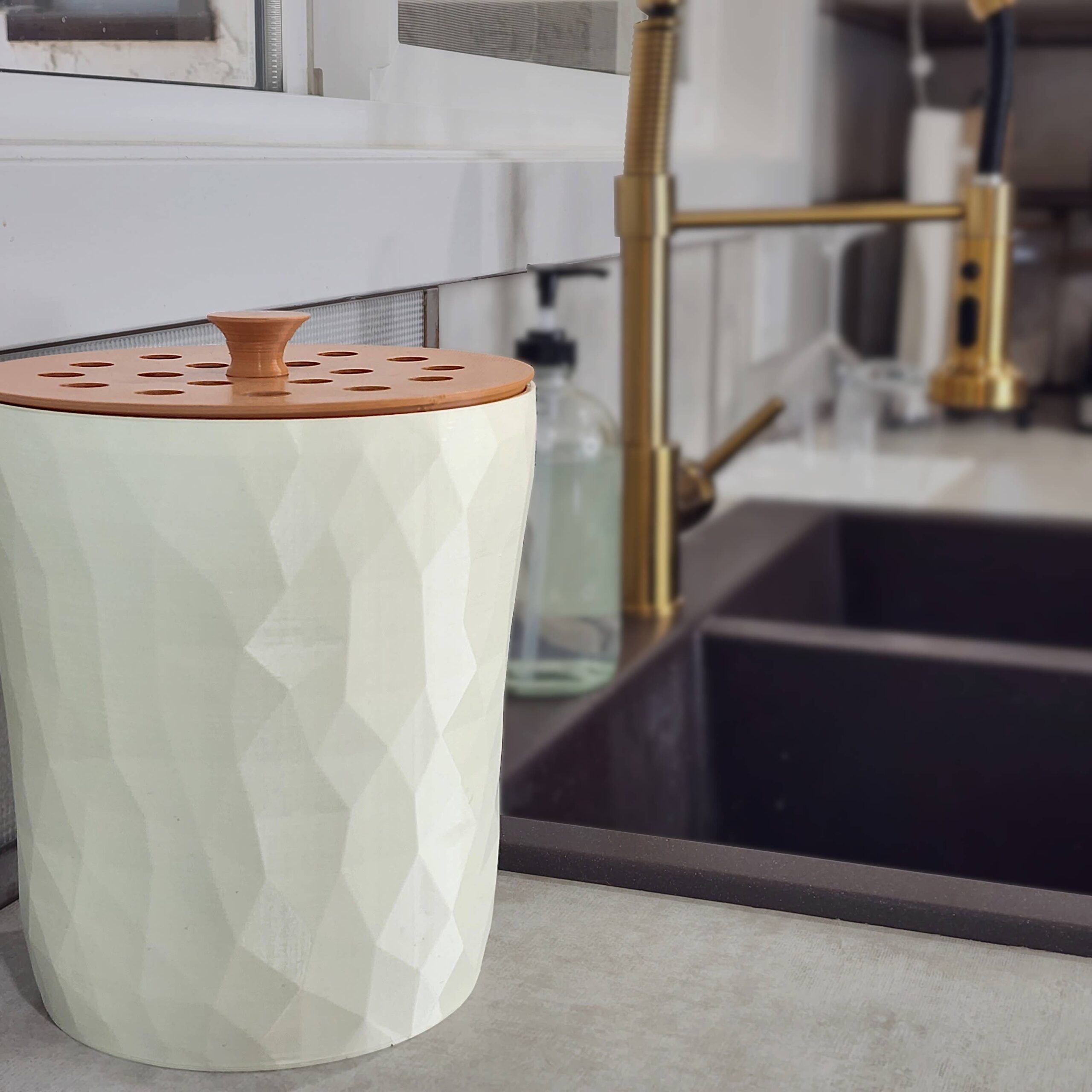 The Rogerie - Countertop Composter Black